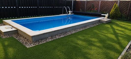 Garten mit Pool und Kunstrasen